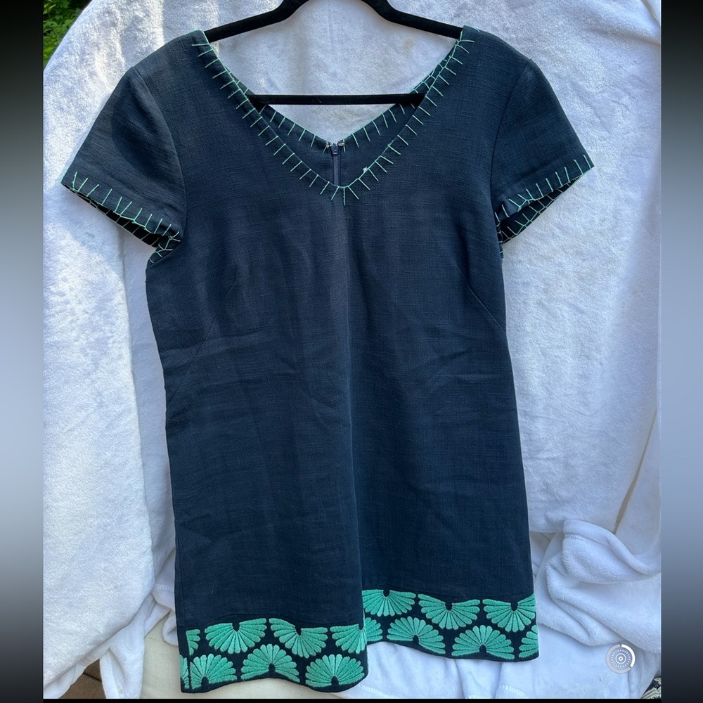 EUC- Vineyard Vines shift dress in navy blue with turquoise embroidered trim